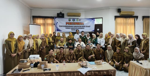 Peserta sosialisasi KKS Kotabaru berfoto bersama usai kegiatan di Hotel Kartika, Selasa (5/5/2026).
