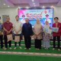 Kepala Disparpora Kotabaru, Ir. Kamirudin, M.Si (tengah), berfoto bersama narasumber Pelatihan Manajemen Wirausaha Muda Pemula usai acara pembukaan di Aula Masjid Apung Siring Laut, Kotabaru, Kamis (7/5/2026)