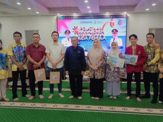 Kepala Disparpora Kotabaru, Ir. Kamirudin, M.Si (tengah), berfoto bersama narasumber Pelatihan Manajemen Wirausaha Muda Pemula usai acara pembukaan di Aula Masjid Apung Siring Laut, Kotabaru, Kamis (7/5/2026)
