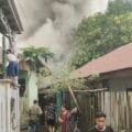 Warga panik berhamburan saat kobaran api melahap rumah di Desa Baharu Selatan, Kotabaru, Rabu (6/5/2026).