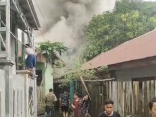 Warga panik berhamburan saat kobaran api melahap rumah di Desa Baharu Selatan, Kotabaru, Rabu (6/5/2026).