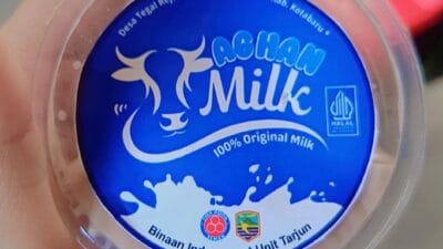 Di balik setiap botol susu, ada kerja keras peternak Tegalrejo yang terus berinovasi dan berkembang bersama program pemberdayaan PT Indocement Tarjun.