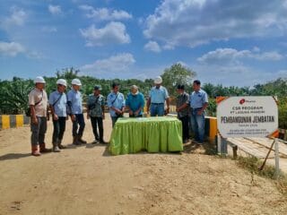 Perkuat Akses Warga, PT Laguna Mandiri Serahkan Jembatan Beton Senilai Rp320 Juta di Rantau Buda