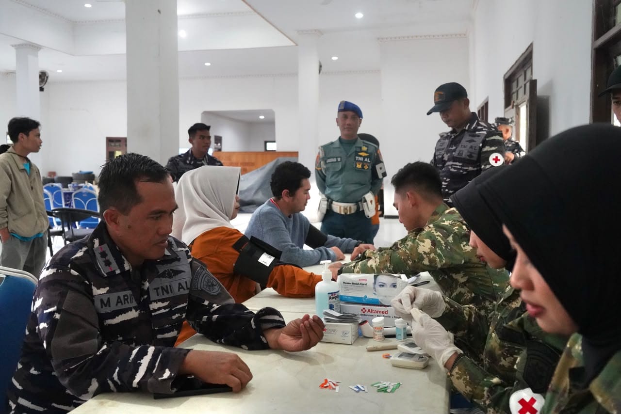 Bakti sosial Lanal Kotabaru dalam rangka HUT TNI Angkatan Laut ke-81 di Pelabuhan Ferry Stagen