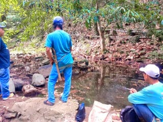 Debit Air Menurun, Kades Gunung Ulin Bantu Pipa untuk Warga RT 04