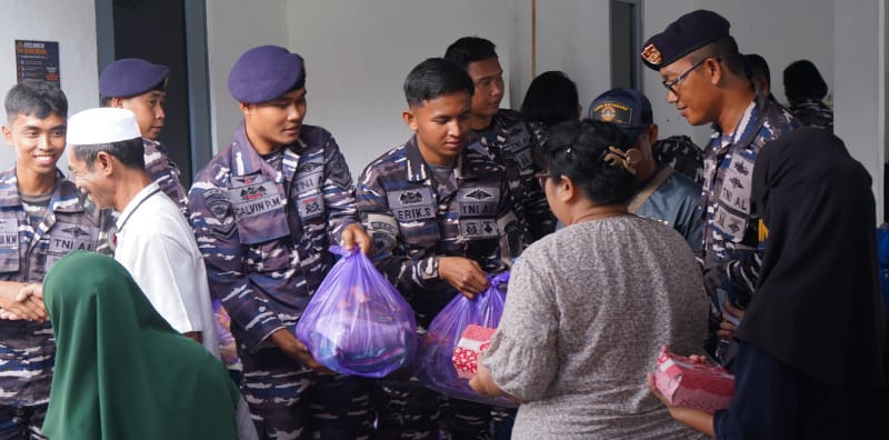 Lanal Kotabaru membagikan sembako kepada masyarakat dalam rangka HUT ke-81 TNI